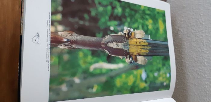 Livro- Oito Séculos de Caça em Portugal - NOVO