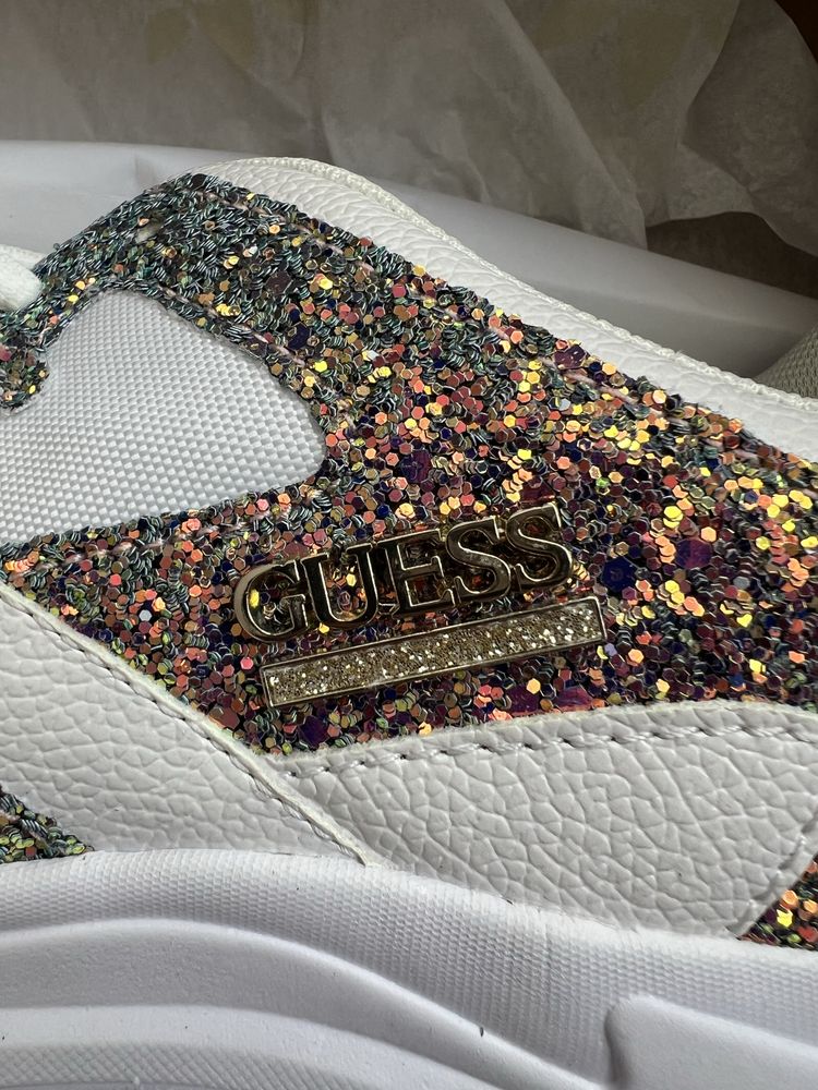 Białe sneakersy z brokatem Guess 40