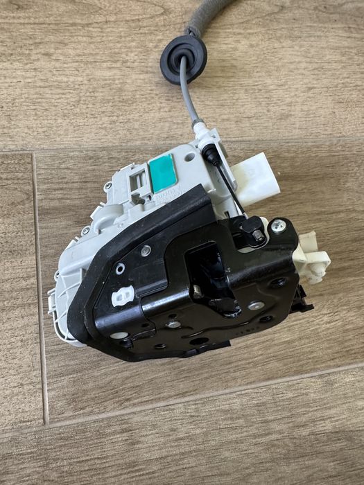 Замок двери передней левой vag 8x1837015c