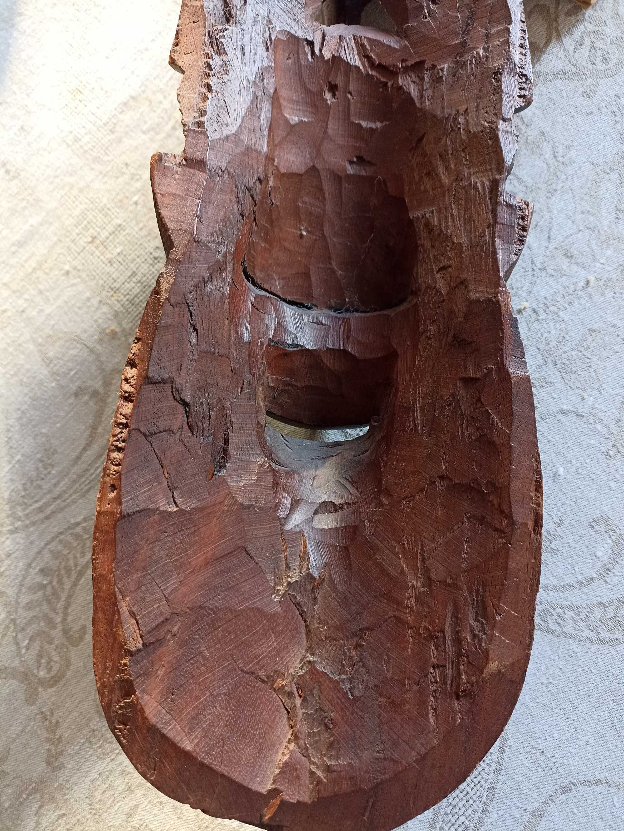 Máscara africana de madeira