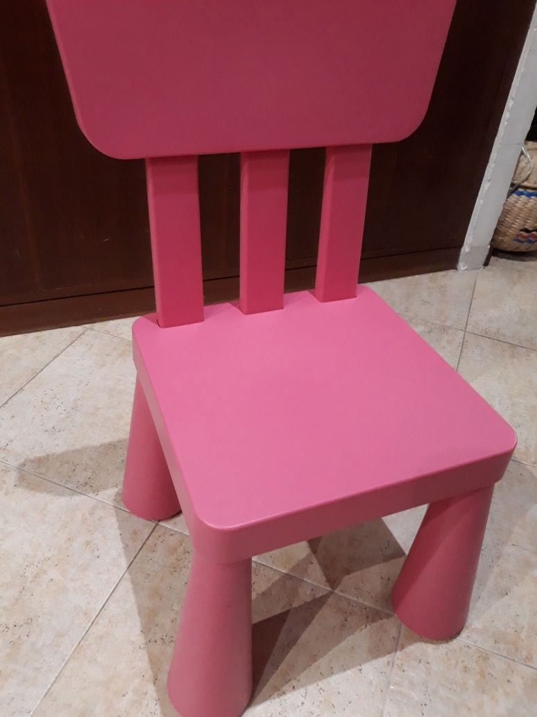 Cadeira rosa do IKEIA