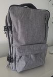 Mochila de viagem cinzenta
