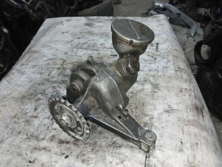 Масляний насос помпа Mercedes-Benz W124 2.3D 1111810120 1111810201