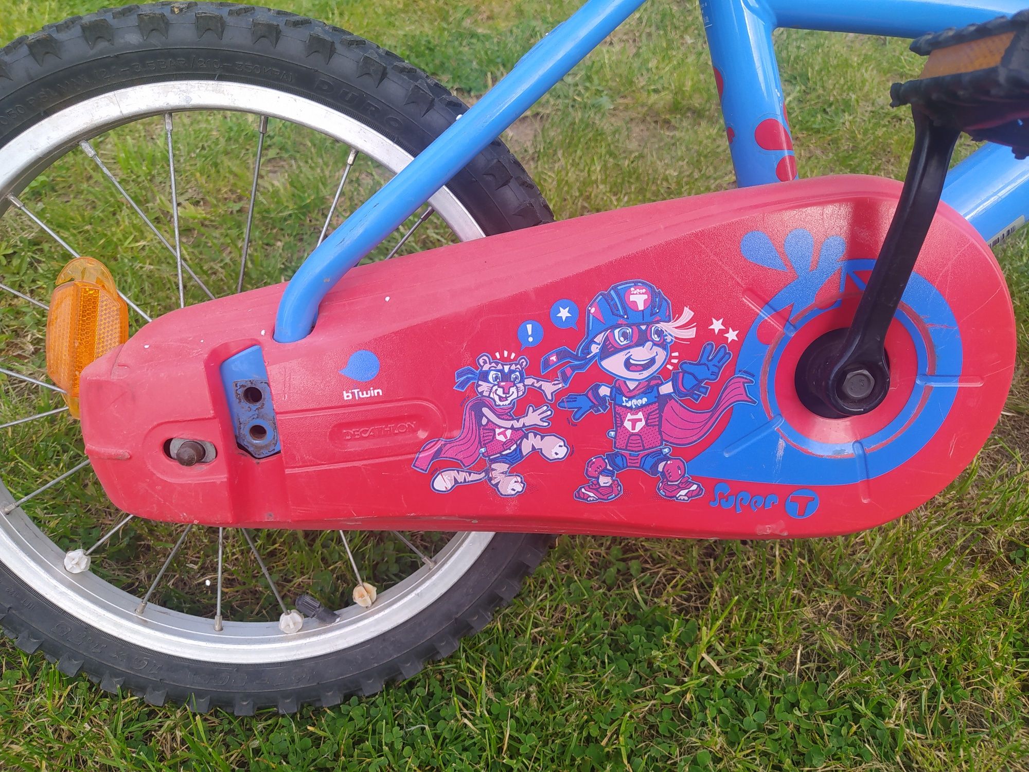 Rowerek BTwin  dla dziecka z bocznymi kółkami