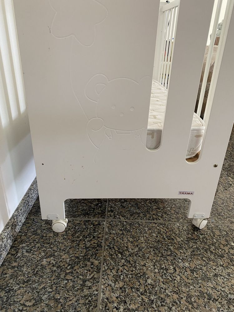 Cama de bebe  com colchao em muito bom estado