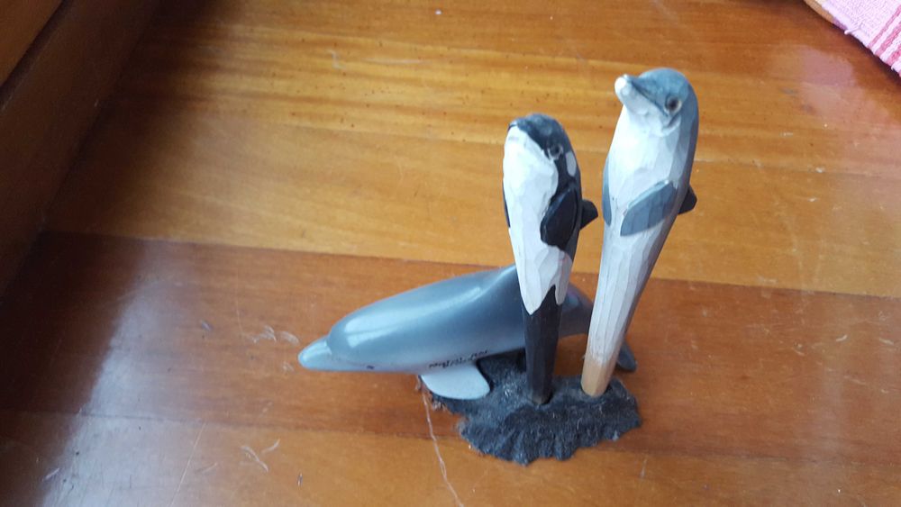 Golfinho em estátua e suporte de canetas: orca e golfinho