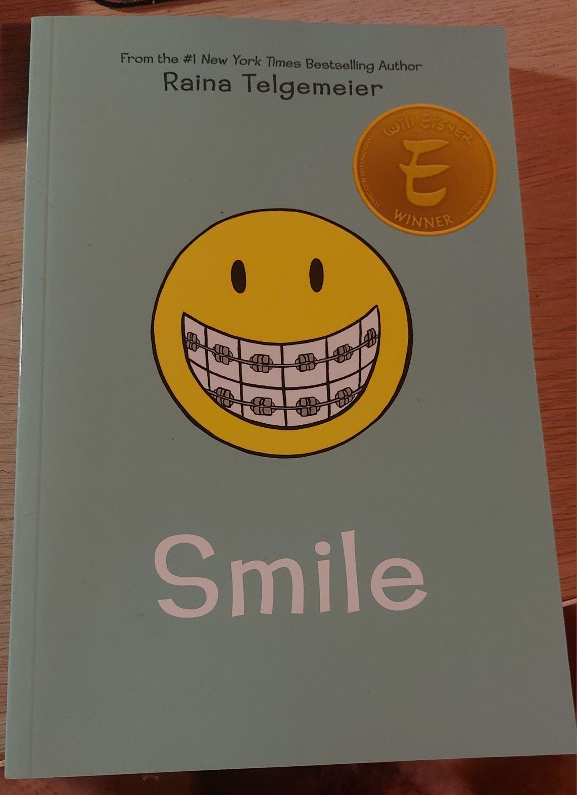 Livro BD - Smile - Raine Telgemeier - Inglês