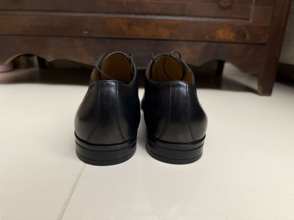 Hugo Boss Kensington skórzane pantofle półbuty męskie 44/45

Rozmiar 4