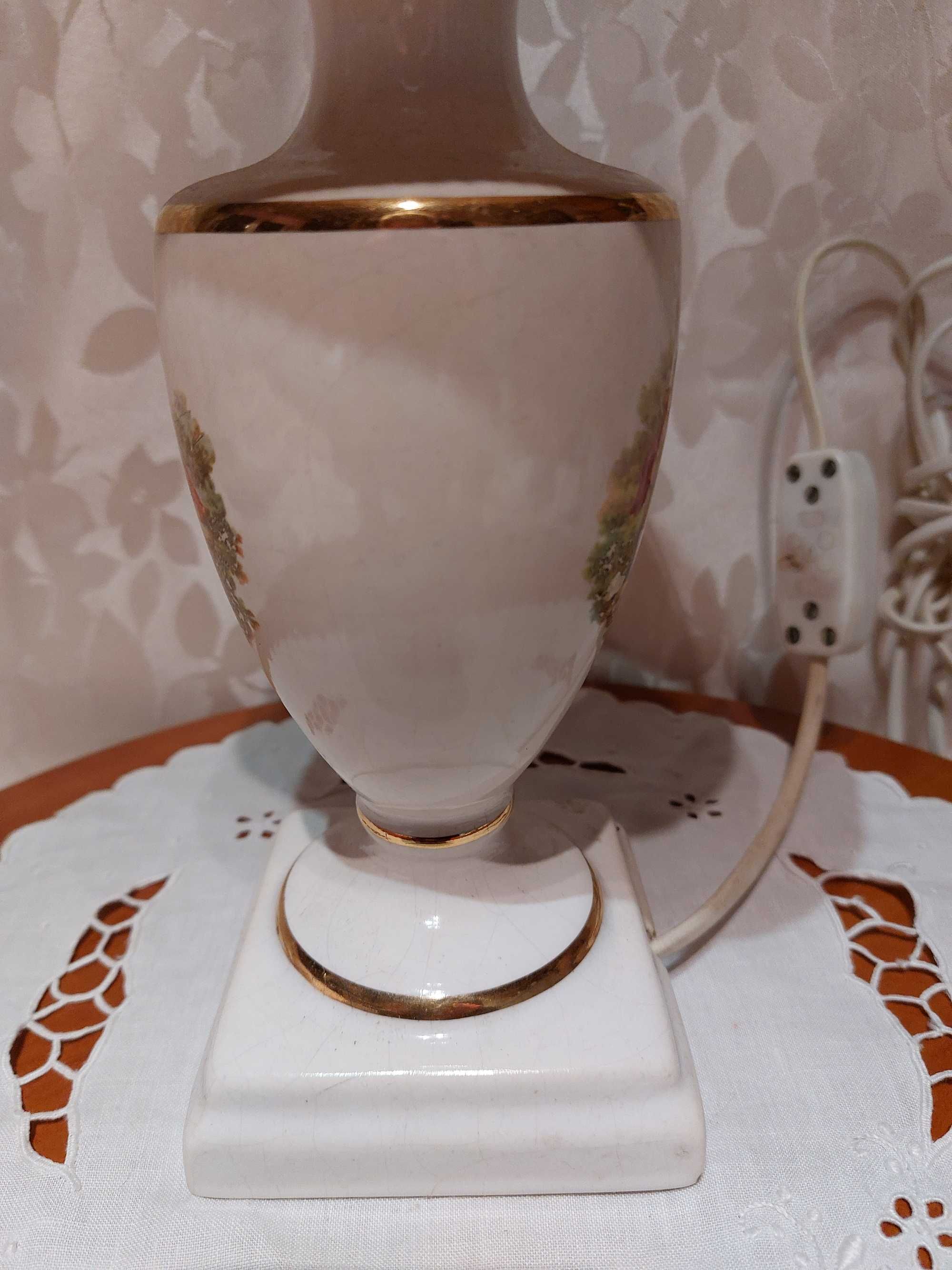 Lampka ceramiczna z motywem scenki rodzajowej.