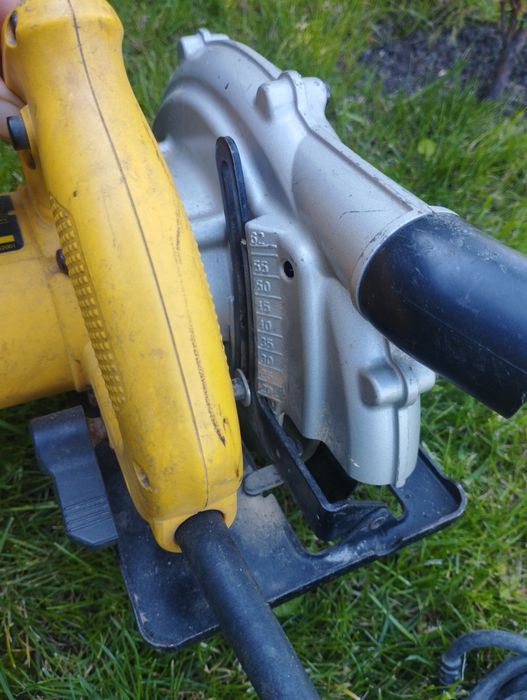 Piła DEWALT D23620-QS pilarka tarczowa do drewna