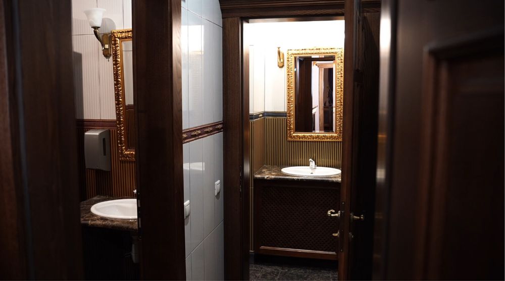 Продам елітний ресторан з добудовою в центрі Ужгорода. Площа 1010 кв.м