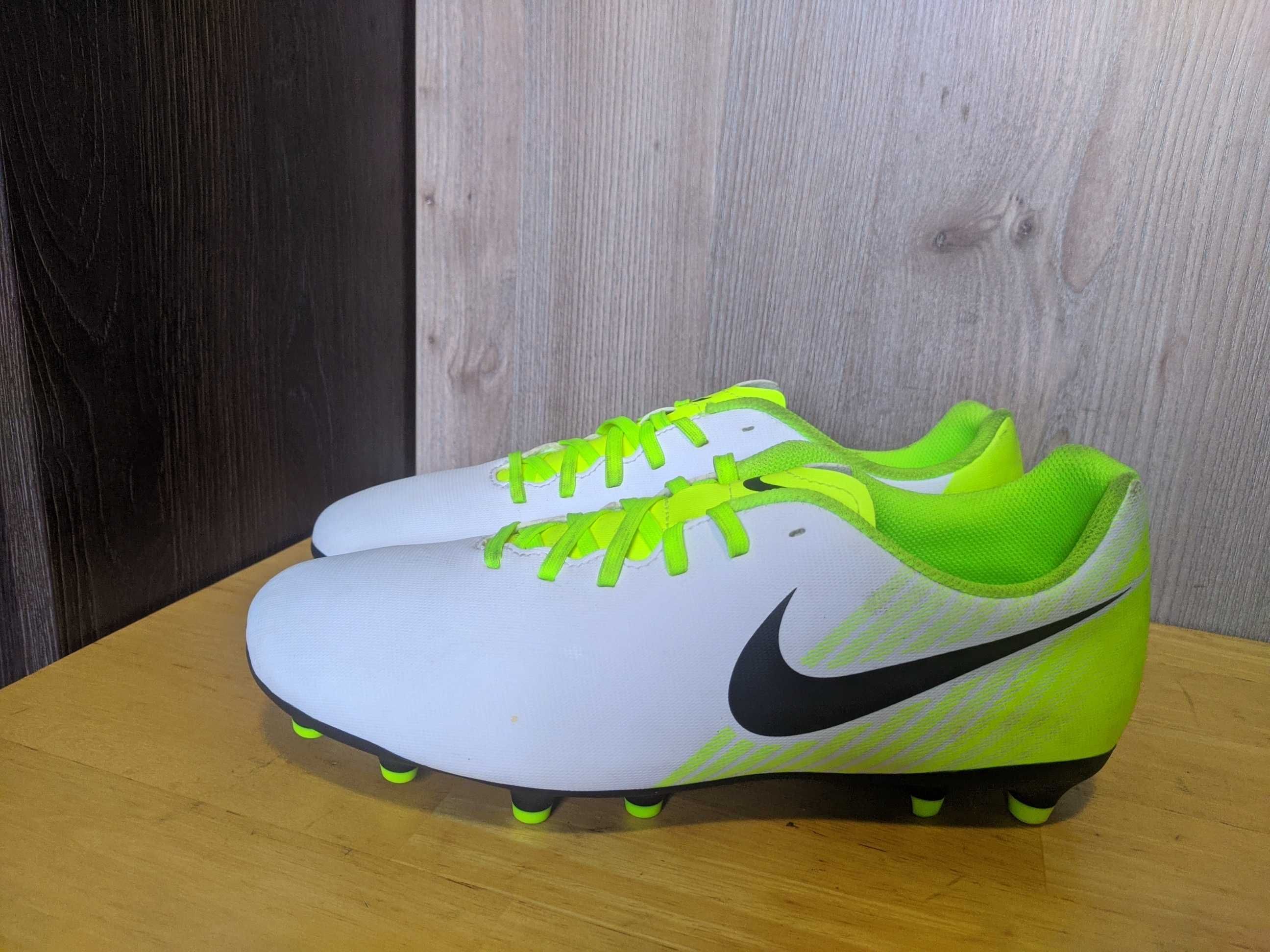 Сороконожки бутсы Nike Magista