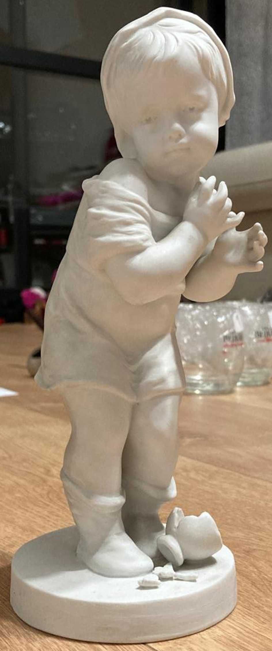 Escultura em Biscoito de Porcelana, Elegância Clássica