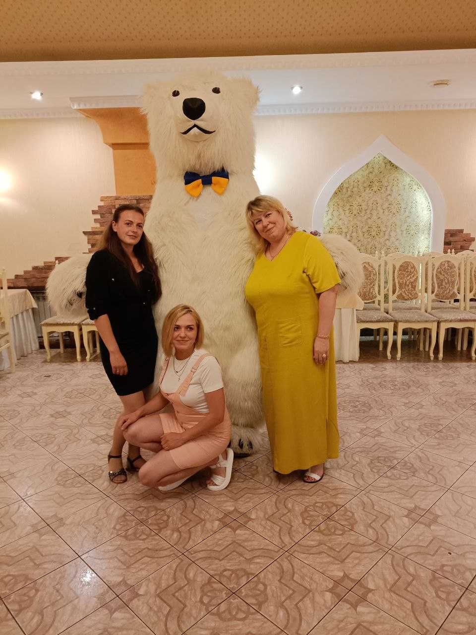 Великий білий ведмедик під музичний супровід прикрасить та зробить