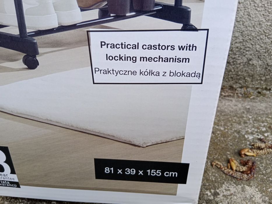 Wieszak na ubrania z kółkami