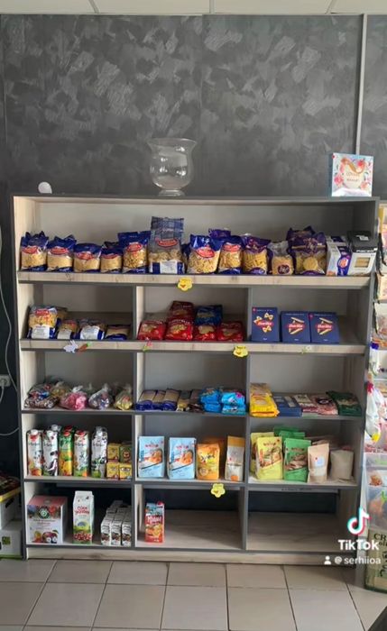 В продажі меблі.