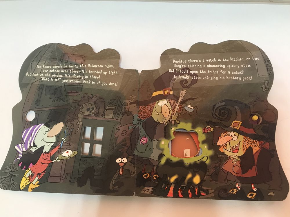 Beware the Haunted House! - książka po angielsku gra i świeci