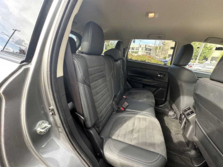 Mitsubishi Outlander SE      2020