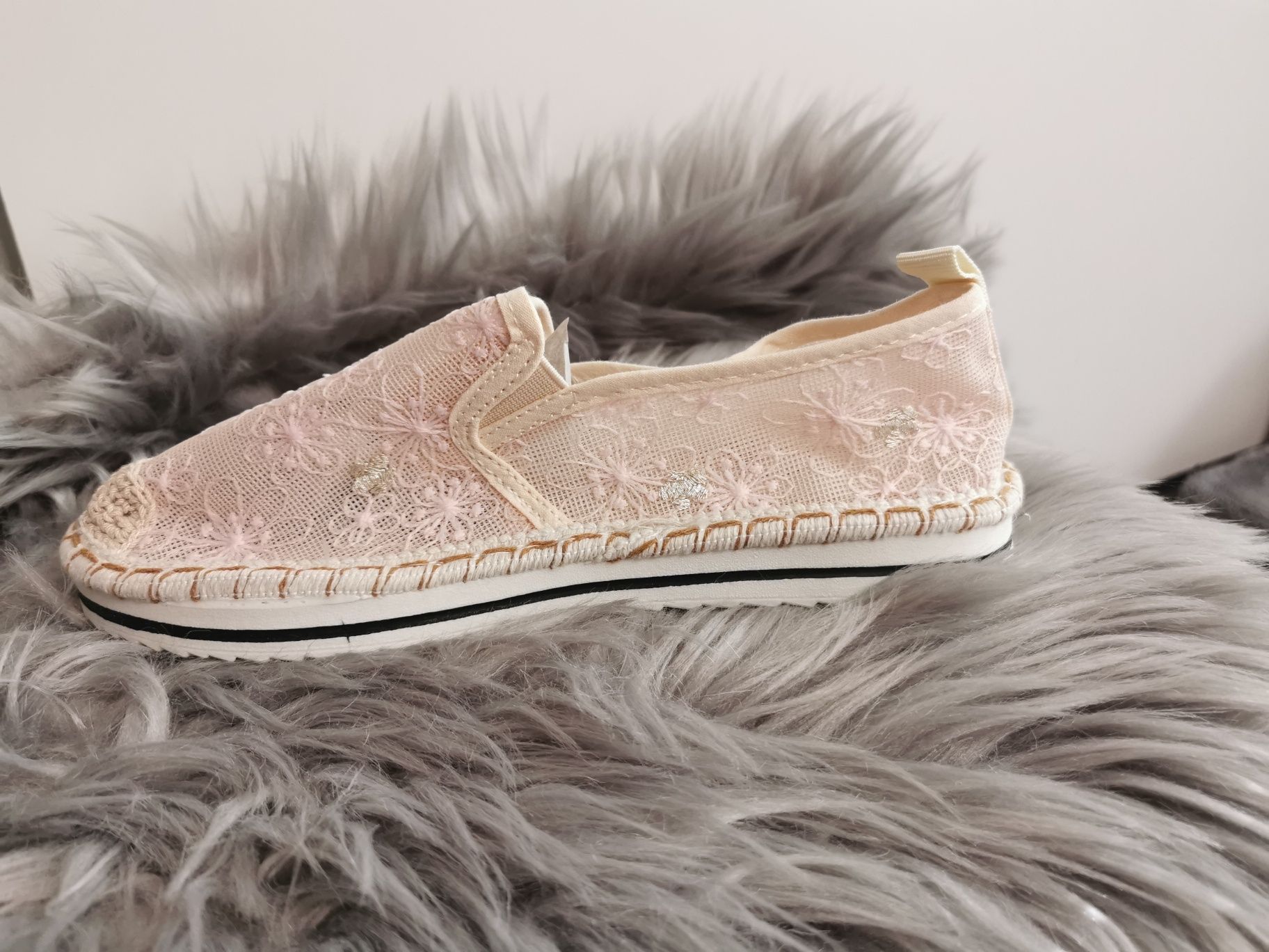 Śliczne brzoskwiniowe haftowane espadryle damskie 37