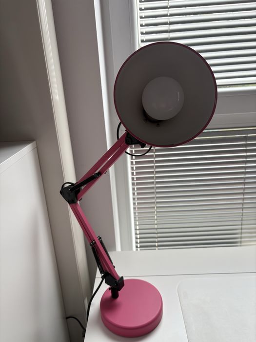 Rozowa lampka biurkowa