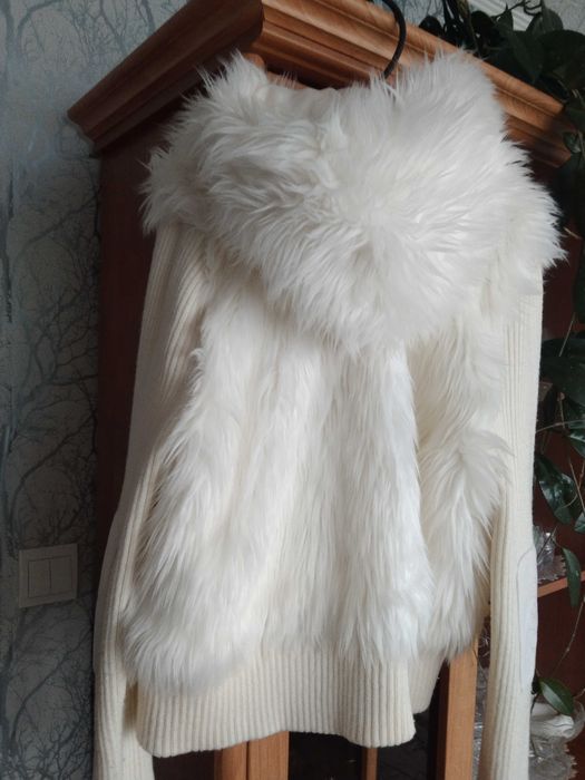 Białe futerko playboy