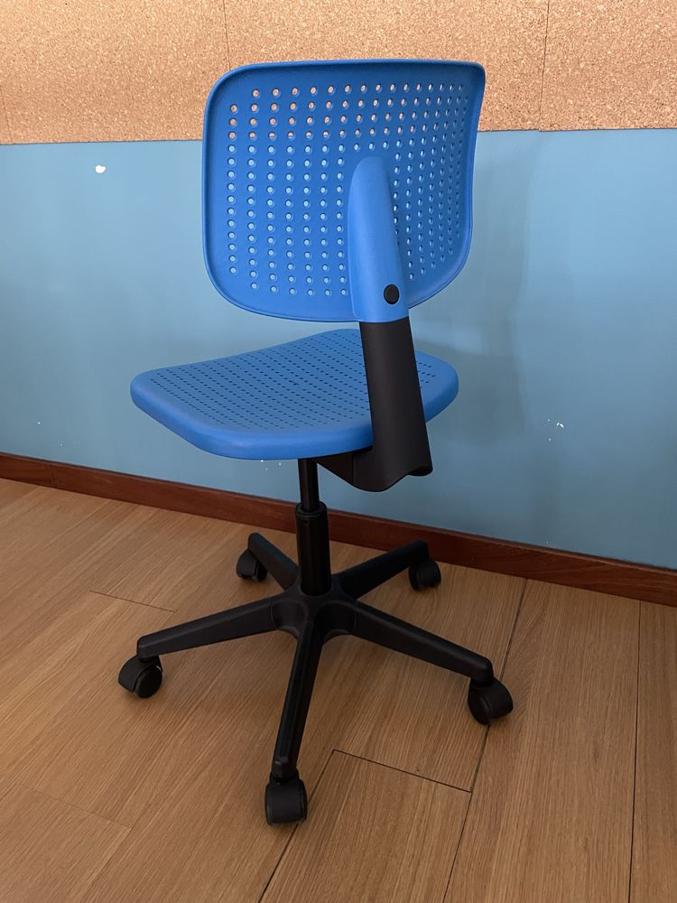 Cadeira giratoria azul
