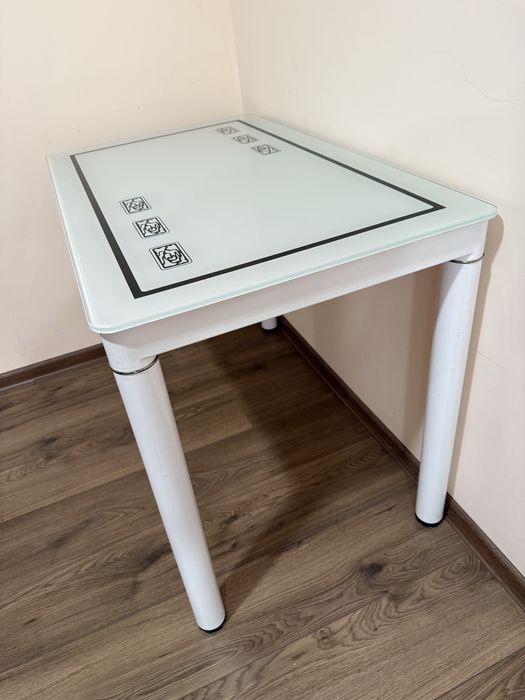 Стіл кухоннний , склянний 1000*6000*7500