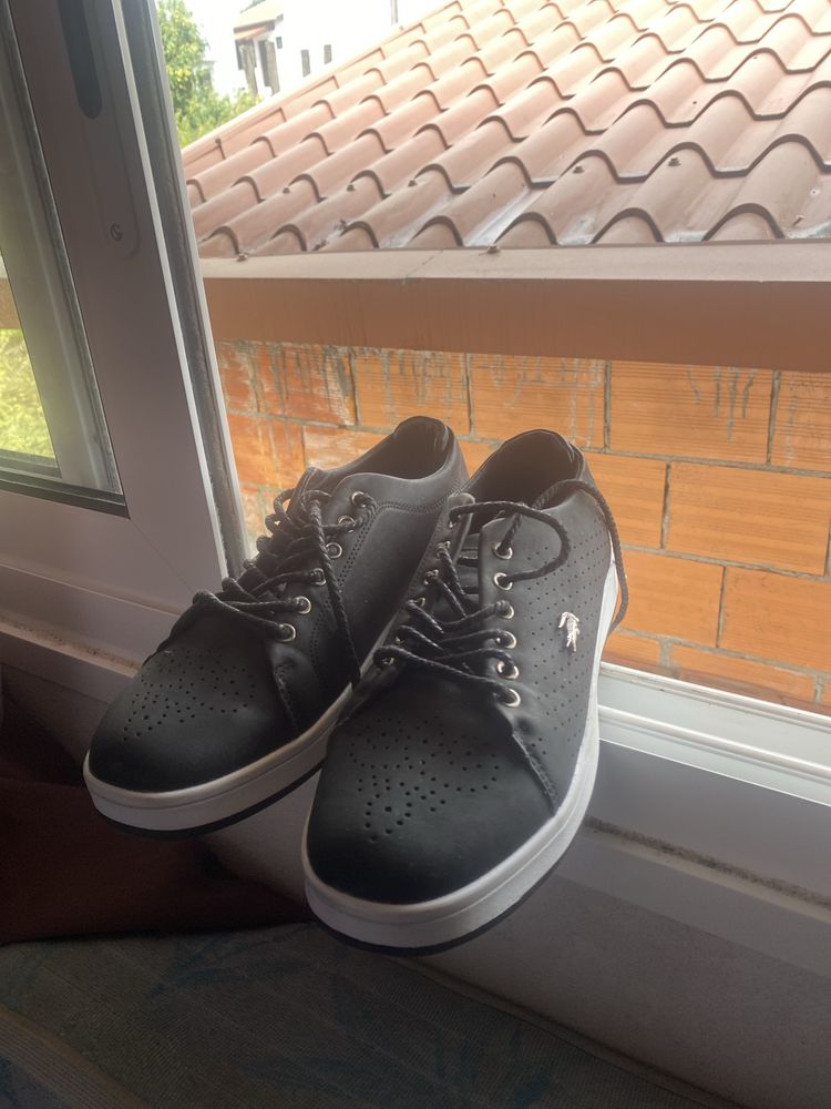 Tenis da Lacoste novo.
