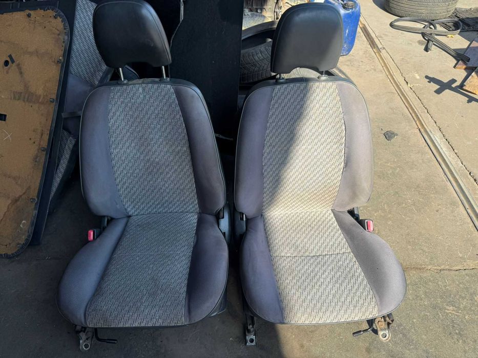 Bancos e forras Toyota Starlet como novos