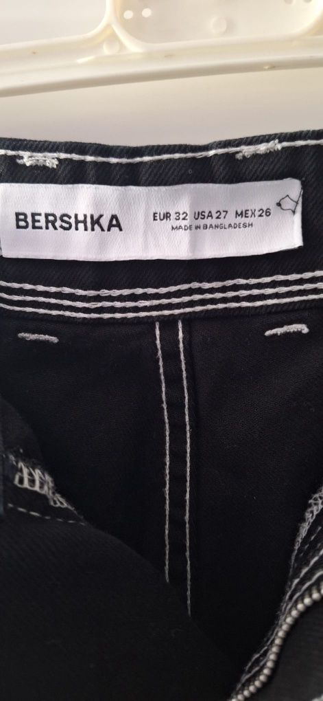 Bershka baggy jeans r. 32 czarne z białym szwem