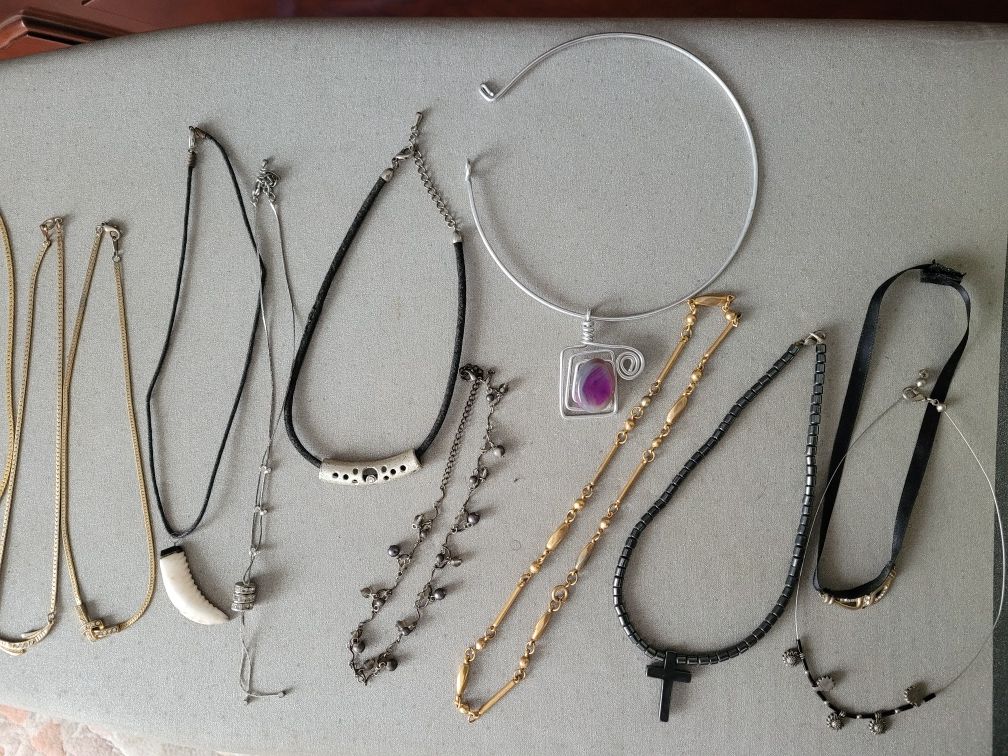Colares variados com pedras