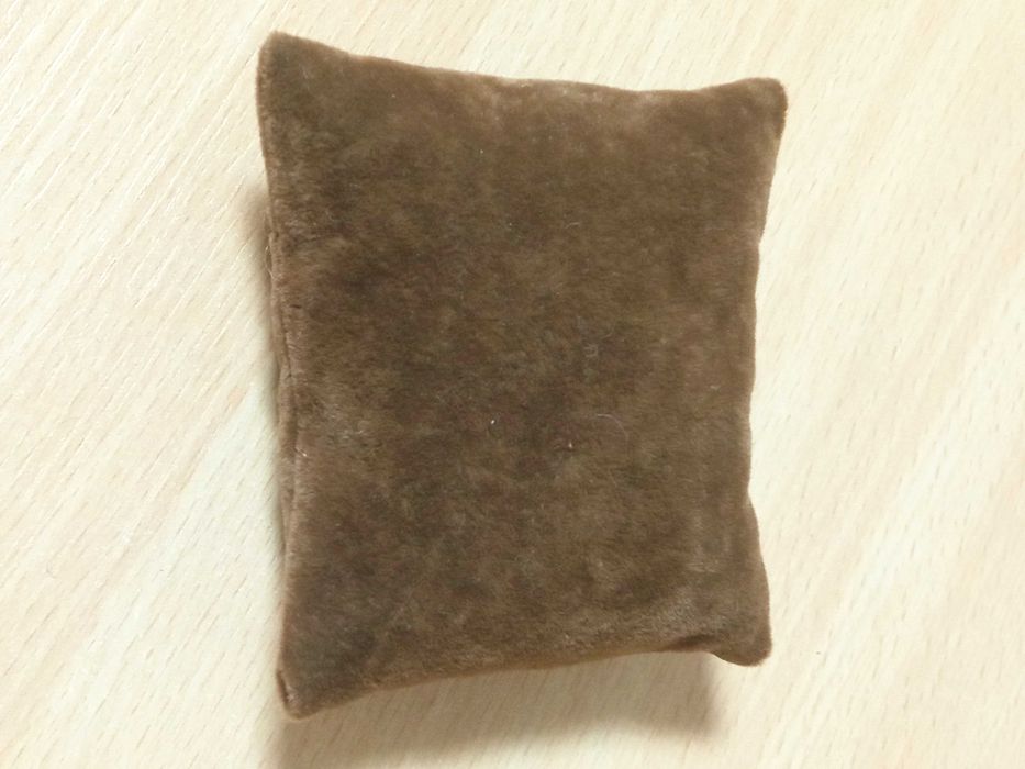 Poduszka ekspozycyjna na biżuterię Stojak na bransoletkę zegarek Brąz