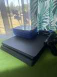 Witam mam na sprzedaz ps4 slim + 2 pady + 5 gier