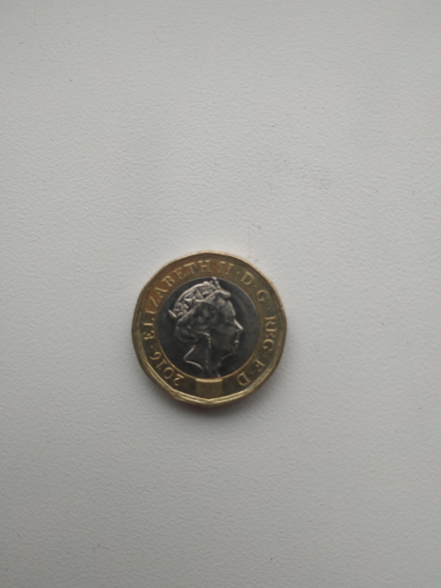 Монета one pound