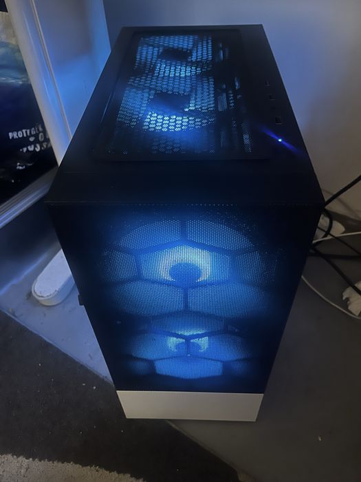 PC Gaming com monitor e cadeira