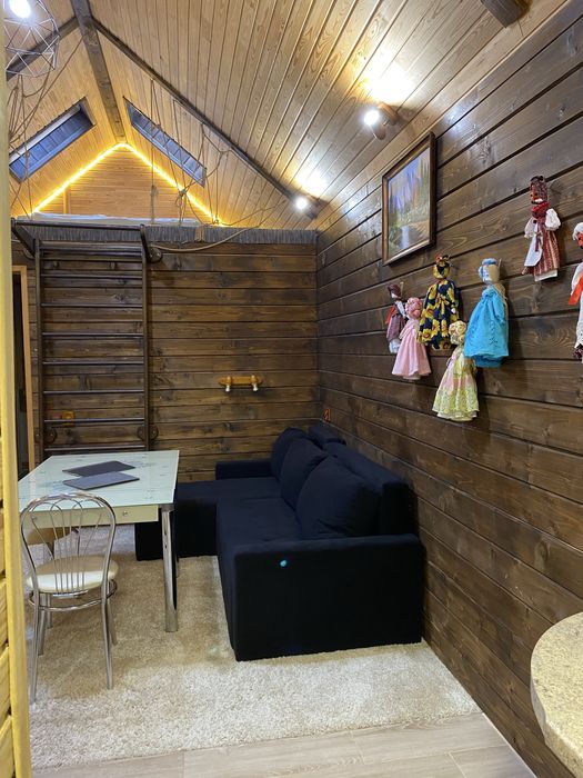 Будиночок з теплим басейном