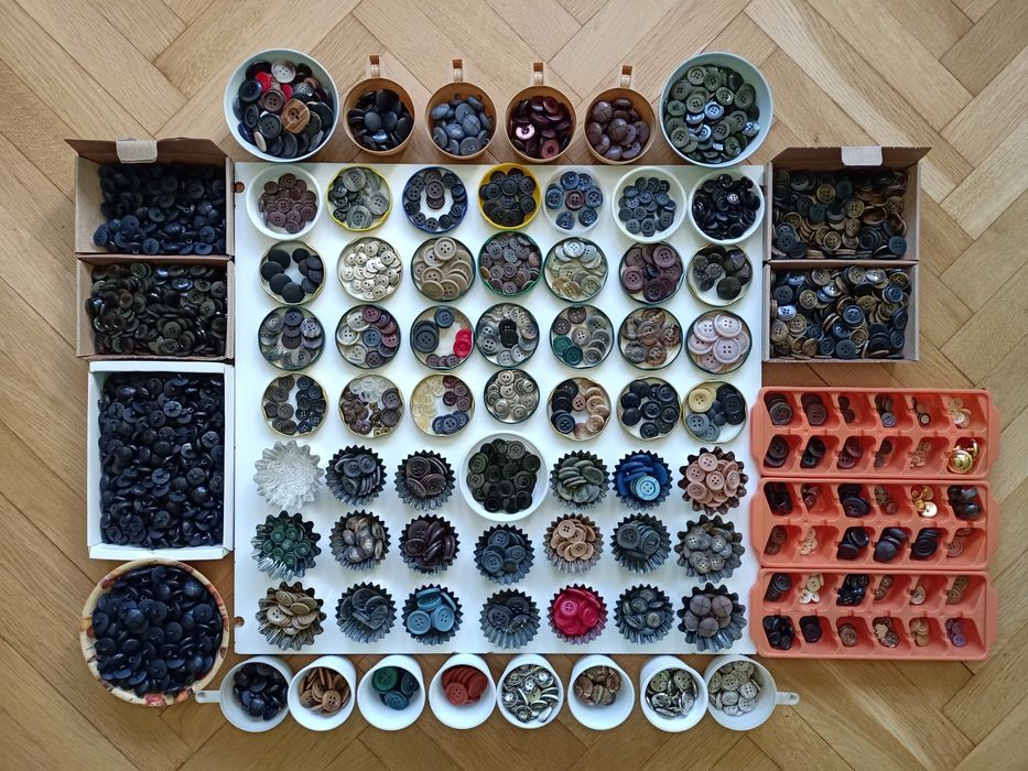 Zestaw guzików ubraniowych.