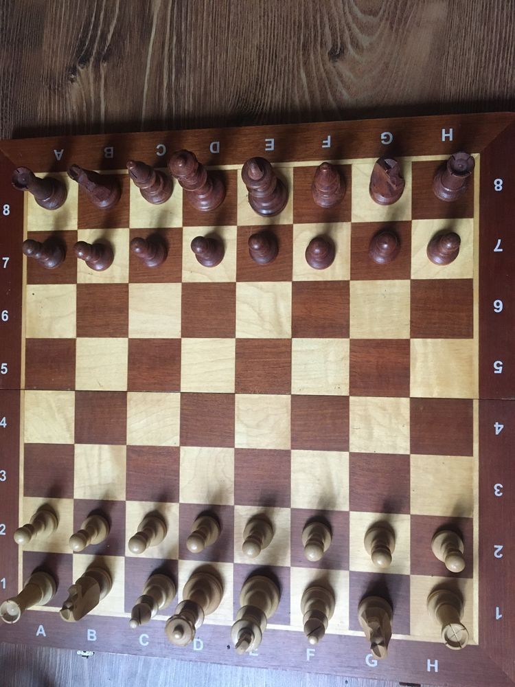 Шахматная доска с деревянными фигурами