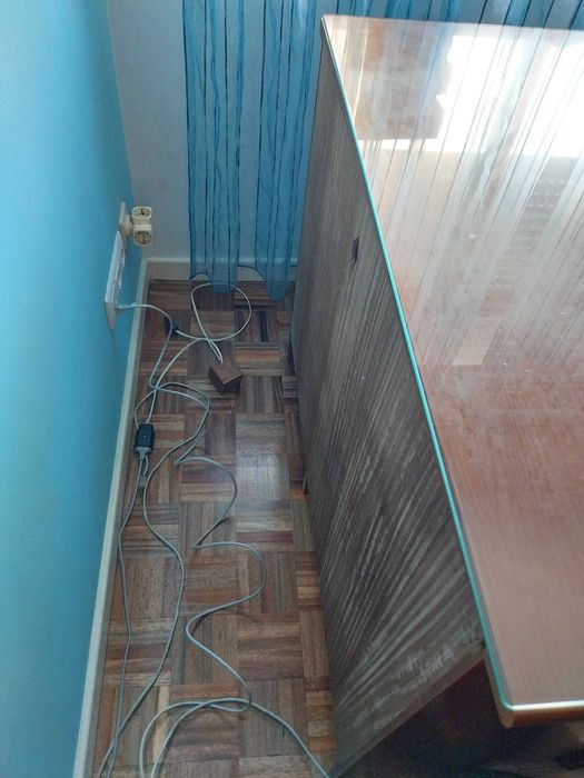 Secretária com tampo de vidro, 3 gavetas e prateleira deslizante