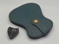 Zestaw prezentowy dla gitarzysty 3w1, etui + 18 kostek + podajnik 458