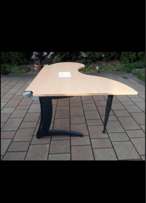 Sprzedam biurko z regulacją wysokości – listwa na prąd w zestawie