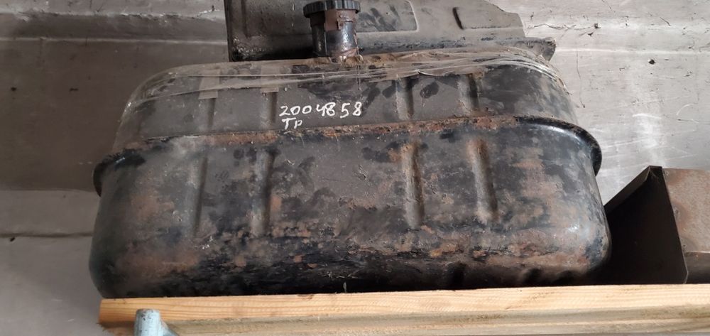 Бак на 180 літрів 48х58х80 см. з кришкою.