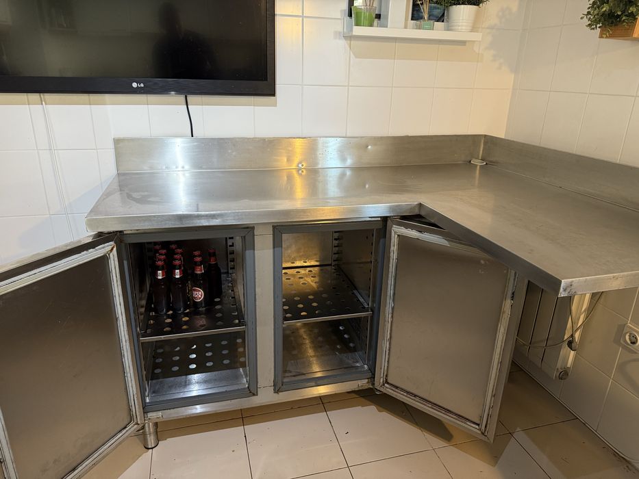 Bancada refrigerada 2 portas e tampo de inox