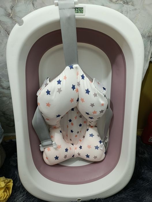 Продам в відмінному стані кокон і дитячу ванночку з матрасиком+ речі