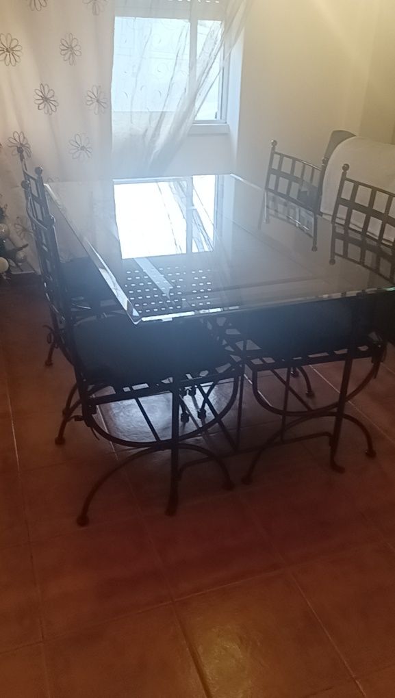 Conjunto Mesa e Cadeiras completo