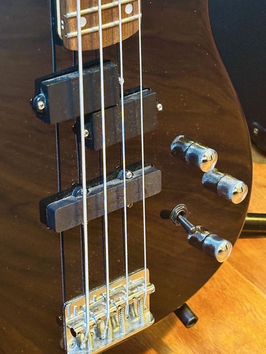 Gitara elektryczna basowa