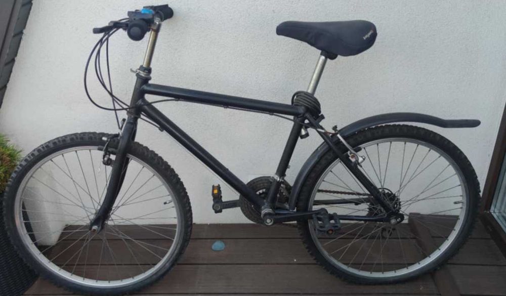 czarny rower z akcesoriami gratis