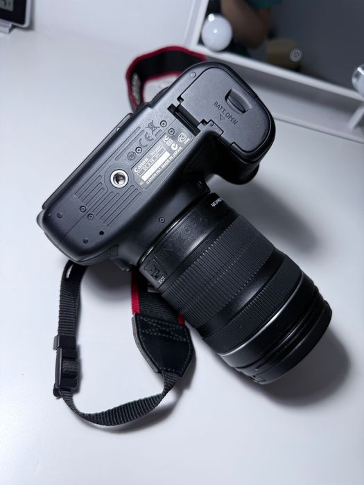 Canon EOS 60D + Lente 18-135mm IS STM, Bolsa e Bateria Extra