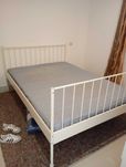 Cama com colchão e estrado