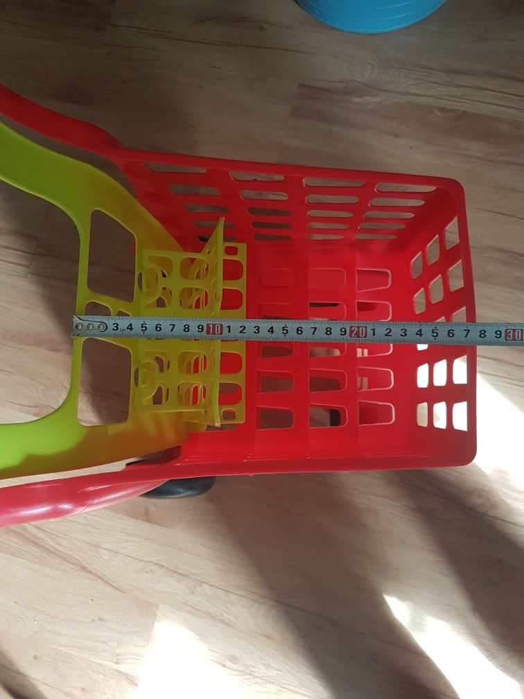 Zabawkowy koszyk na zakupy dla dziecka